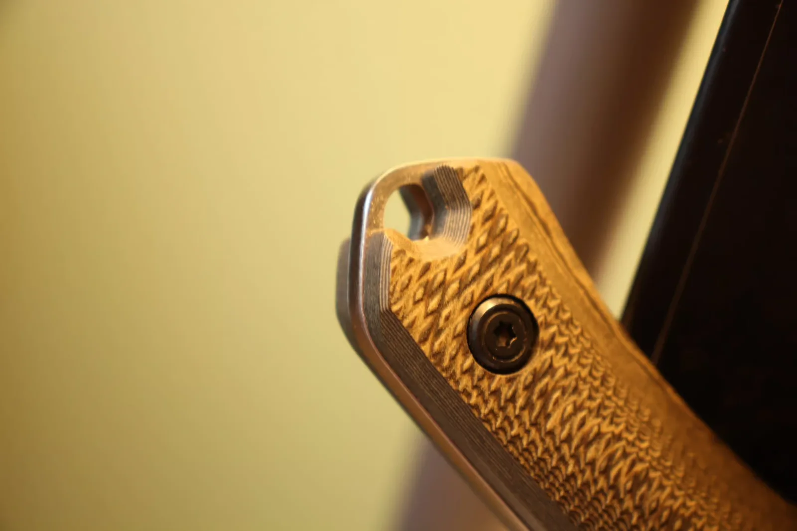 Handle butt — lanyard hole and exposed full-tang construction