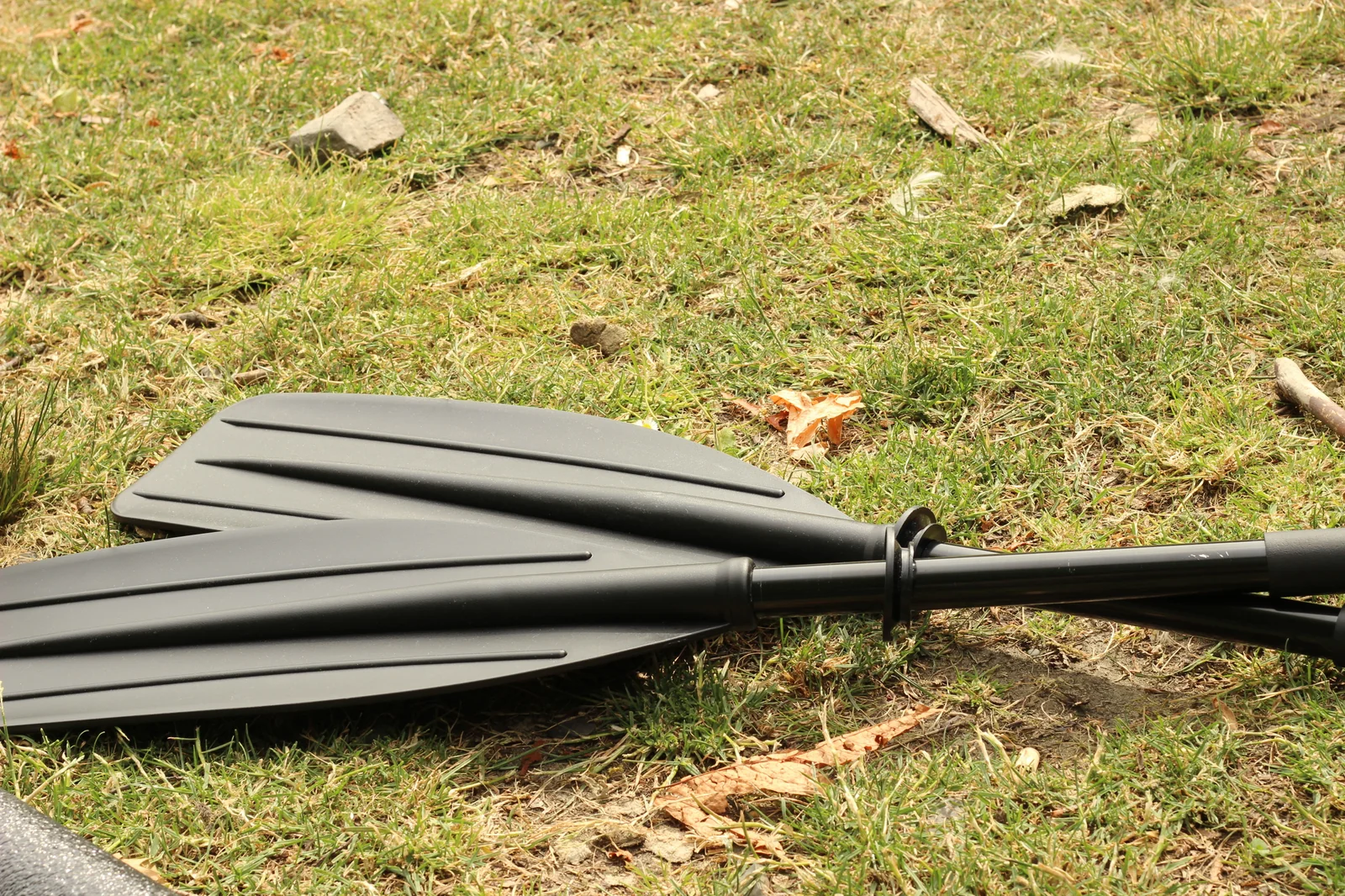 Close-up of the two black plastic paddle blades from the included Tucktec 2-part paddle